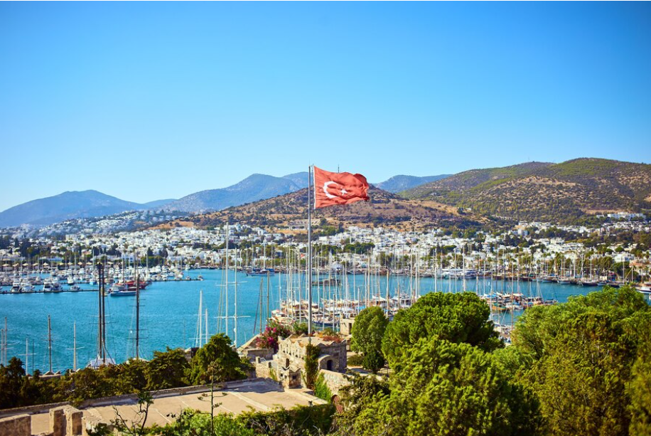 geleneksel bodrum evleri ve deniz manzarası