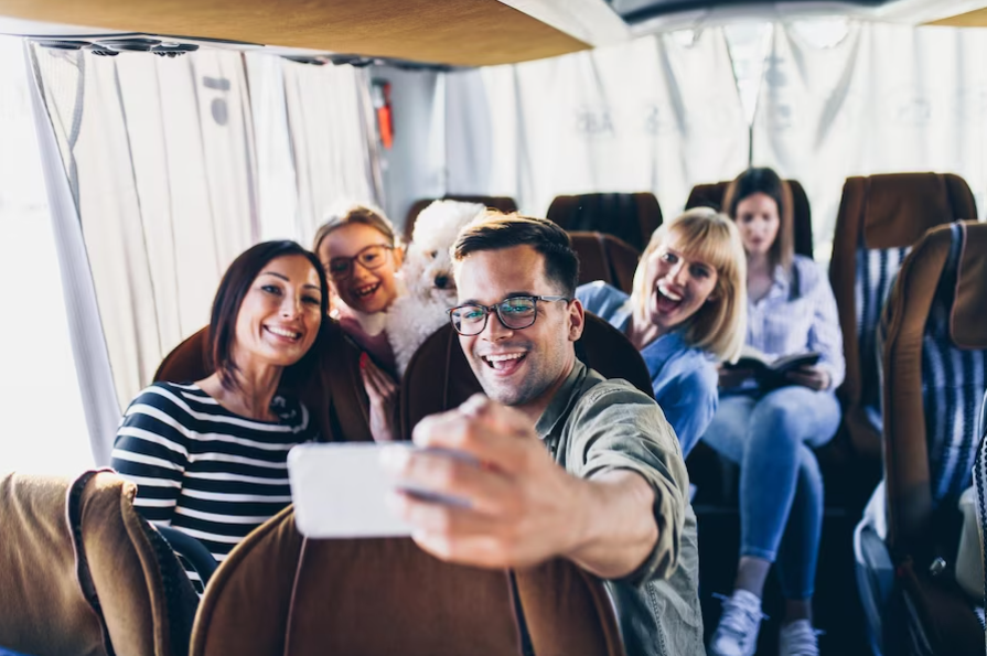 otobüste selfie çeken mutlu insanlar